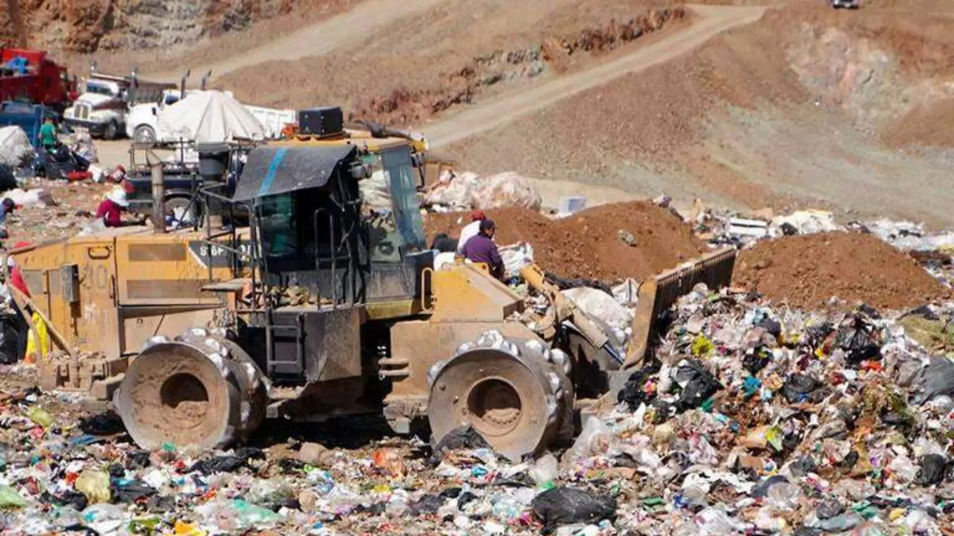 Maquinaría trabajando en tiradero de basura